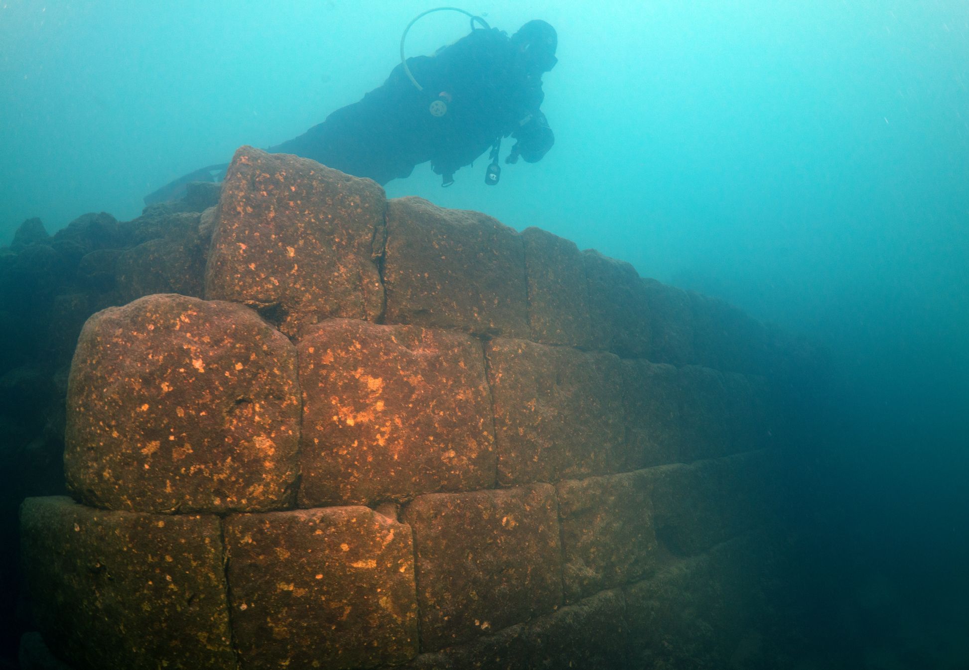 Geheimnisvolle 3,000 Jahre alte Unterwasserburg Urartu entdeckt 1