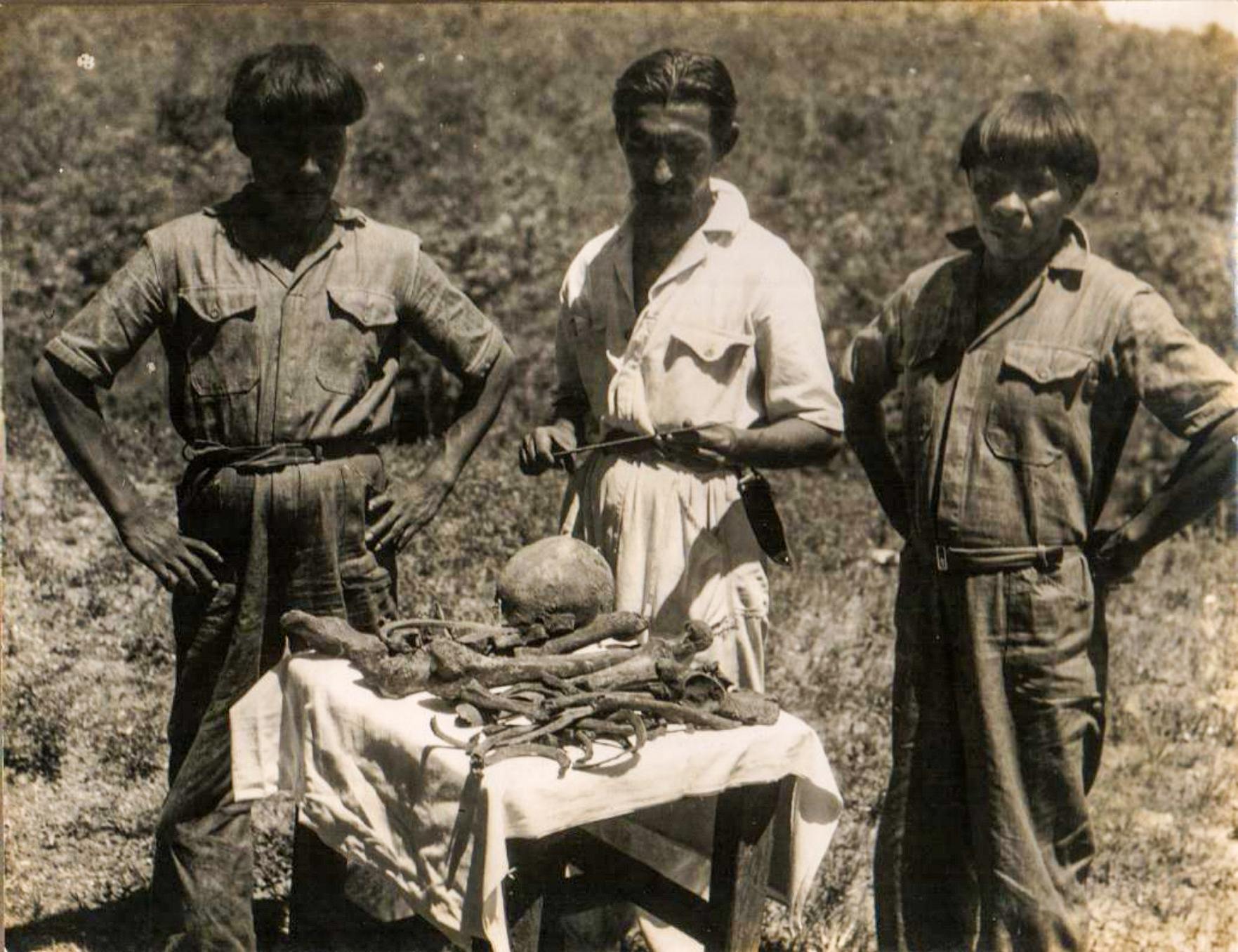 Orlando Villas Bôas és két kalapalo indián Cel csontjával. Fawcett pontosan azon a helyen találta, ahol a vének elmesélték a halálát. 1952-es fotó. A Villas Bôas család CVB archívuma