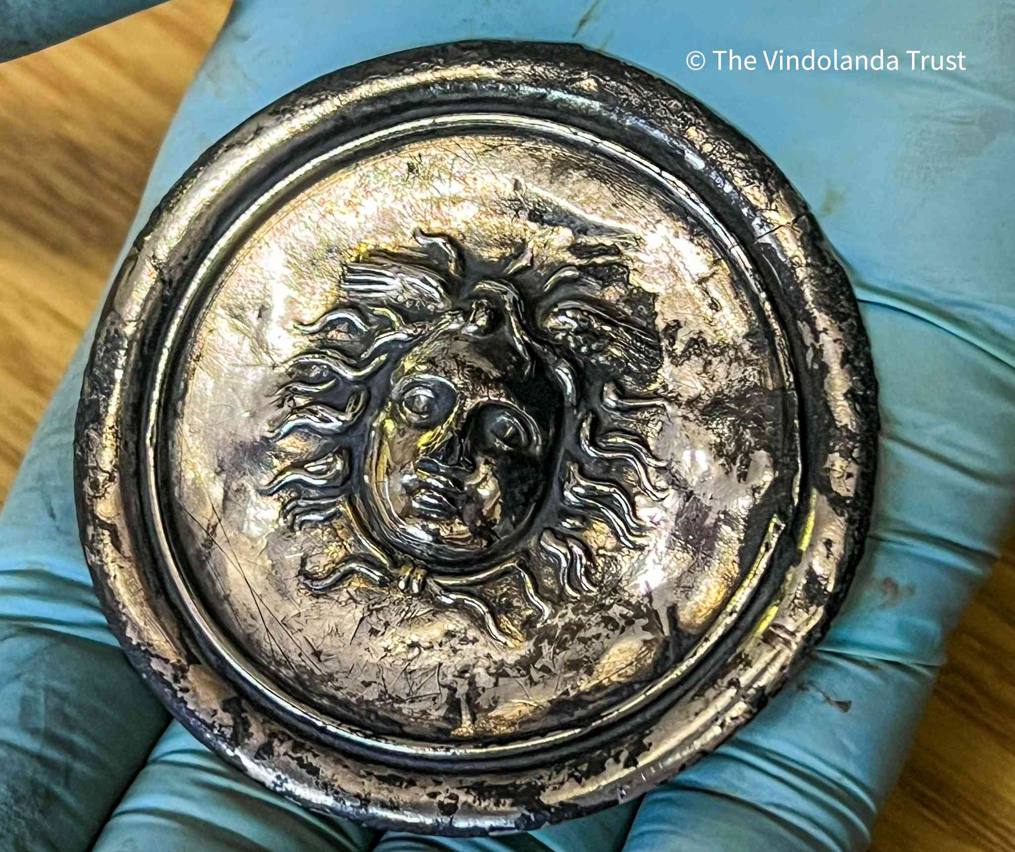 La falera romana, o medaglia militare, raffigura Medusa con due ali sopra la testa.