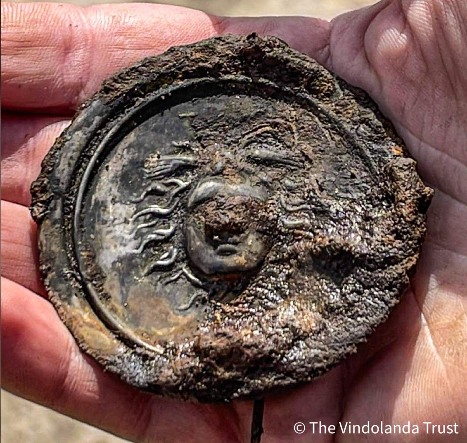 La médaille Méduse de la taille d'une main date de la période d'Hadrien à Vindolanda, un fort auxiliaire romain en Angleterre.