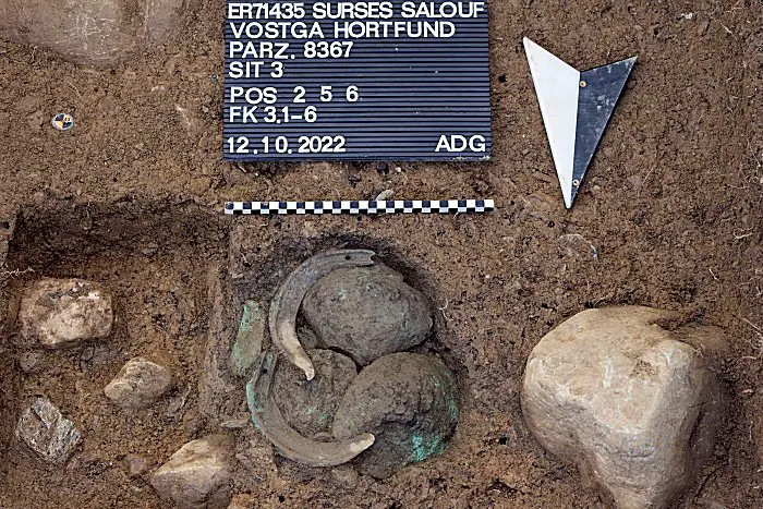 15 av. J.-C. Une expédition romaine dans les Alpes suisses découvre 80 artefacts distincts de l'âge du bronze 2