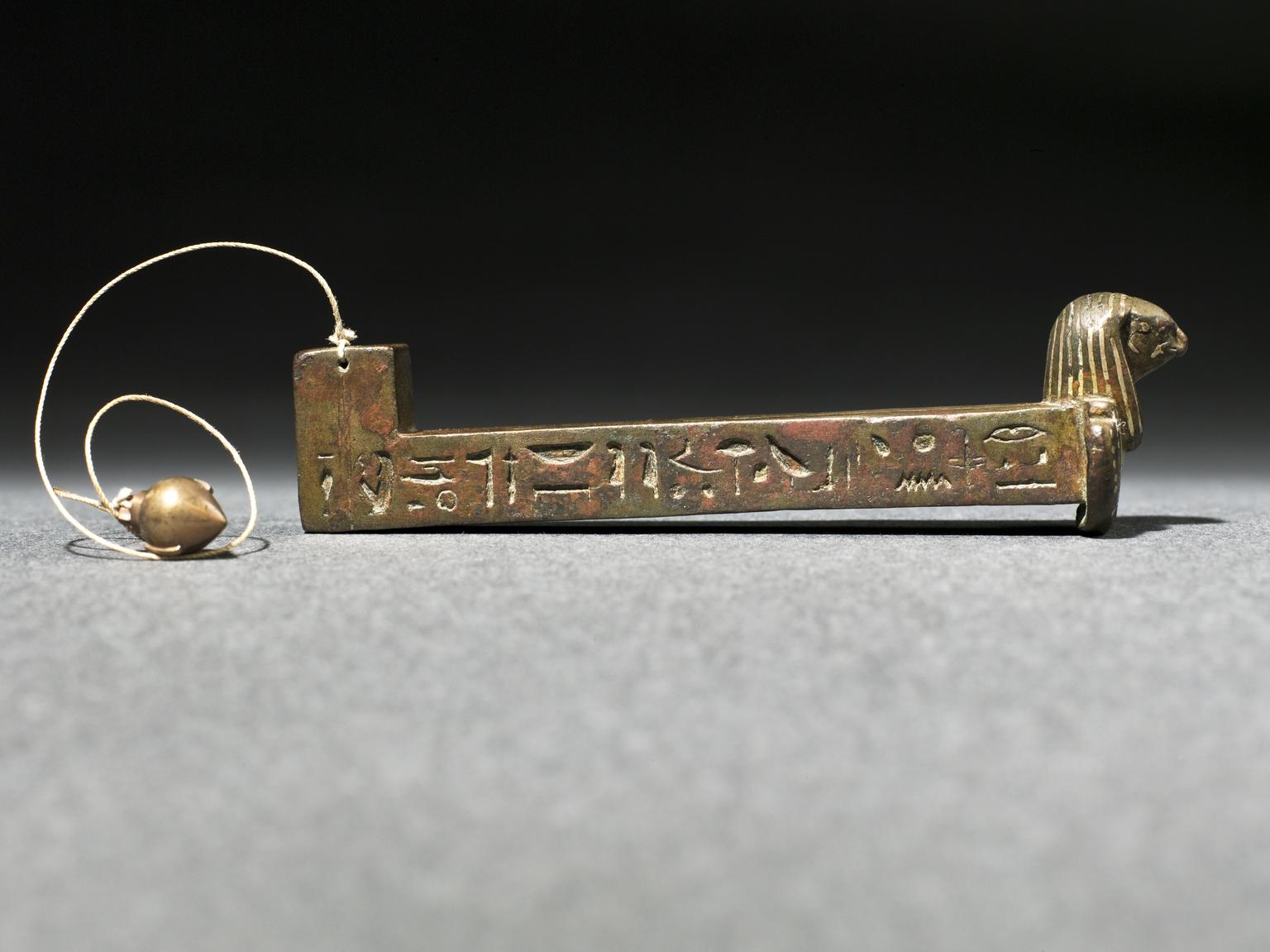 'Merkhet', instrumen penunjuk waktu astronomi Mesir Kuno, perunggu dengan teks hieroglif bertatahkan logam elektum, dilengkapi dengan replika plub bob, 600 SM.