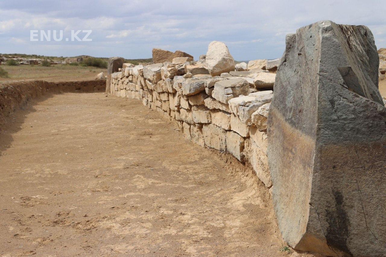 Un lato della piramide in Kazakistan, ogni sezione è ornata da un blocco di pietra.