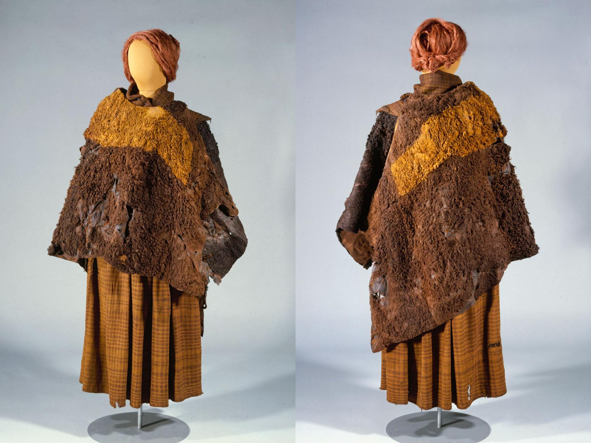 Le vêtement de la femme Huldremose-bog-cadavre du 2ème siècle avant JC composé de 2 manteaux de fourrure, d'un châle et d'une jupe.