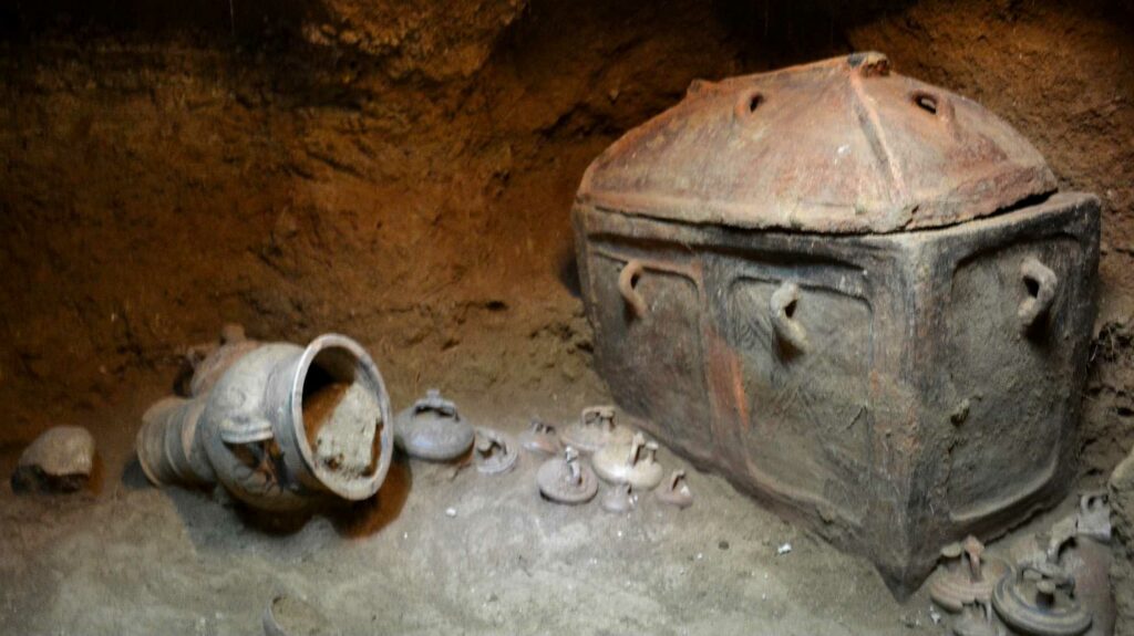 Griekse boer ontdekt onverwachts 3,400 jaar oude grafkamer verborgen onder zijn olijfboomgaard 4