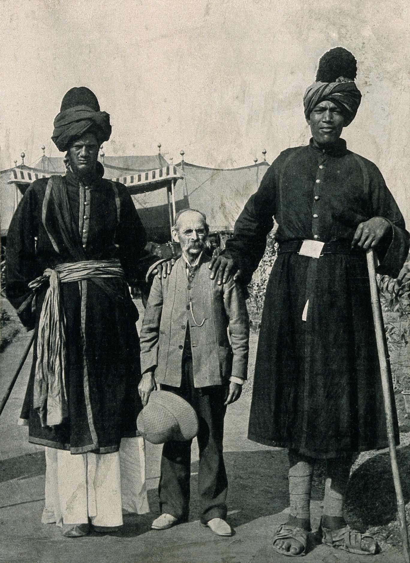Dos gigantes de Cachemira y su expositor, el profesor Ricalton
