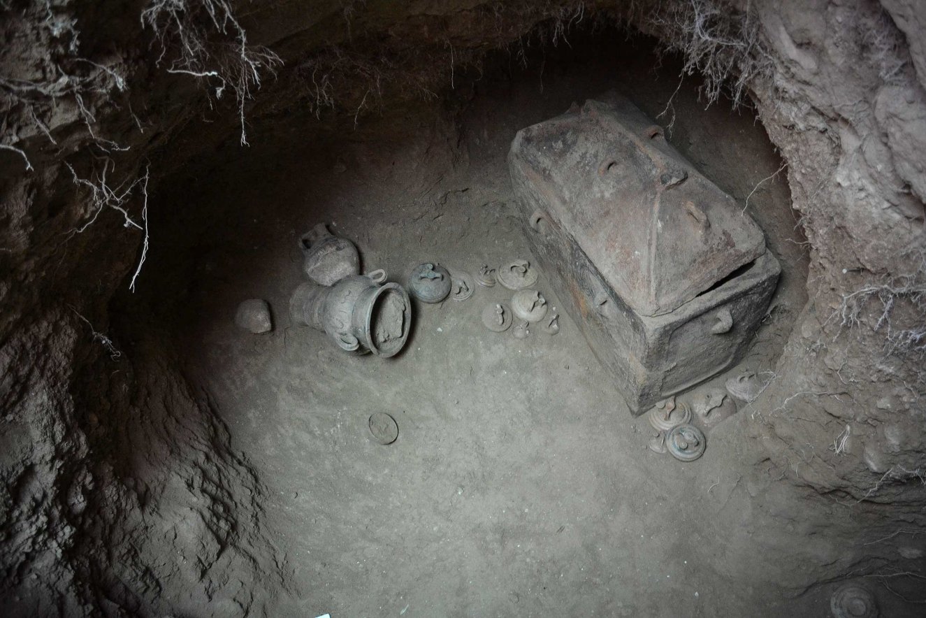 Griekse boer ontdekt onverwachts 3,400 jaar oude grafkamer verborgen onder zijn olijfboomgaard 1