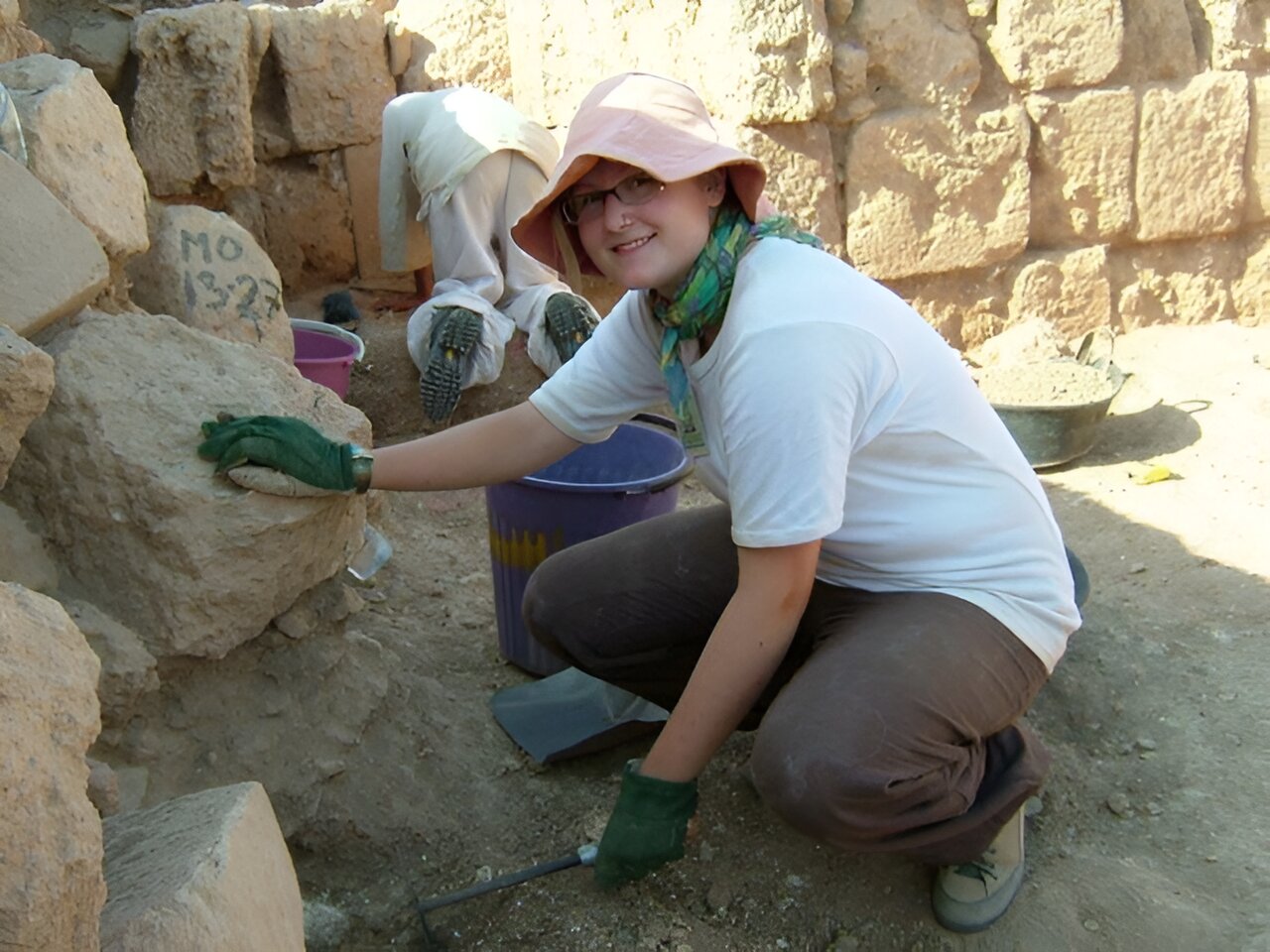 Dr Sophie Lund Rasmussen na místě vykopávek.