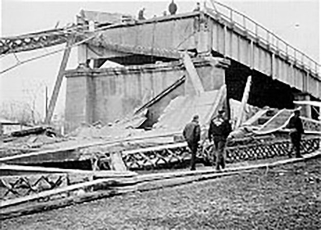 Pada tanggal 15 Desember 1967, Jembatan Perak di Point Pleasant runtuh karena padatnya lalu lintas pada jam sibuk, yang mengakibatkan kematian 46 orang. Dua korban tidak pernah ditemukan. Investigasi terhadap reruntuhan menunjukkan bahwa penyebab keruntuhan adalah kegagalan satu eyebar pada rantai suspensi, karena cacat kecil sedalam 0.1 inci (2.5 mm). Wikimedia Commons