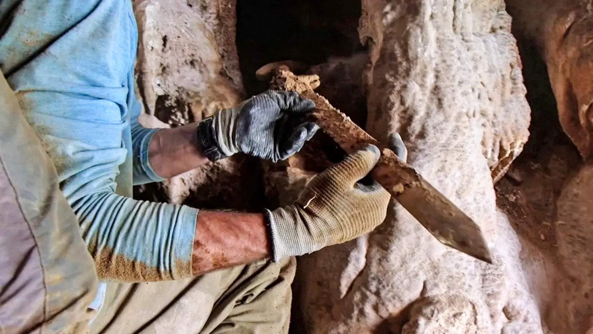 Редкие и невероятно сохранившиеся римские мечи, найденные в скрытой пещере в пустыне в Иудее! 1