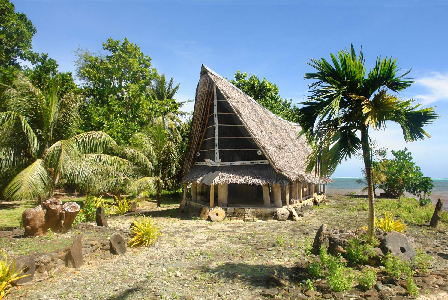O Ngariy Men's Meetinghouse coñecido como faluw na illa de Yap, Micronesia