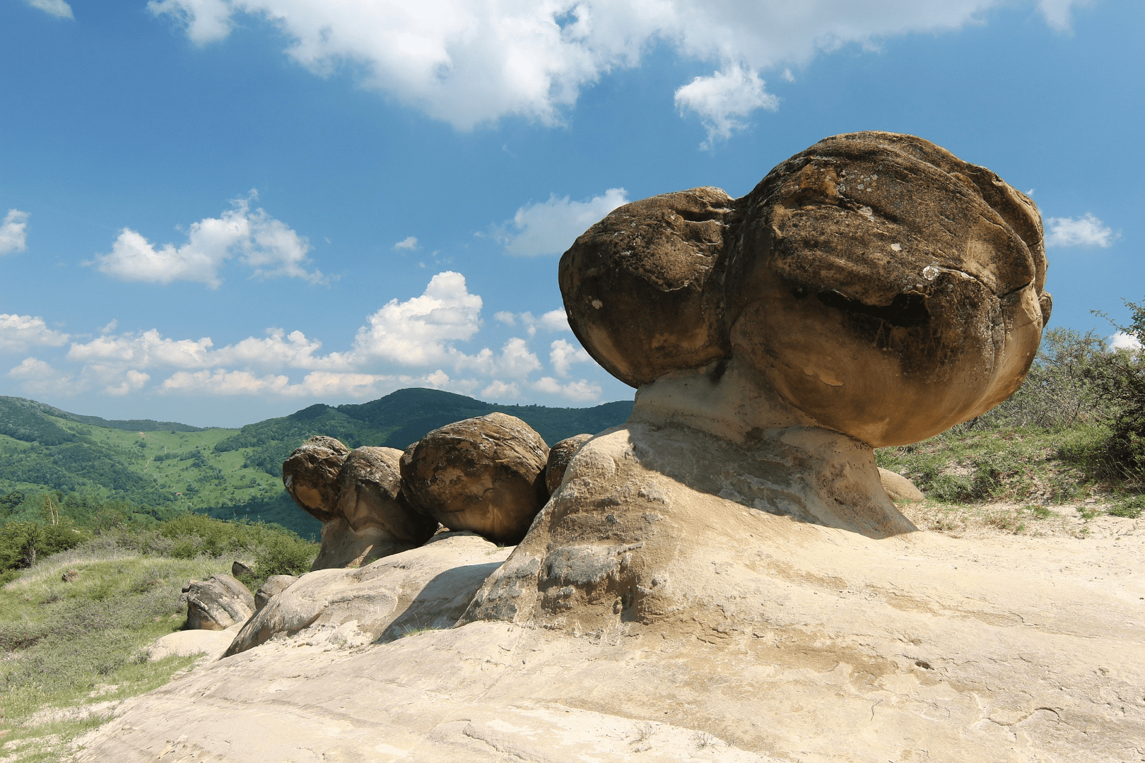 These trovants or living and moving geological formations are located near Ulmet in the Buzăului Mountains of Romania. Image credit: Wikimedia Commons (CC BY-SA 3.0)