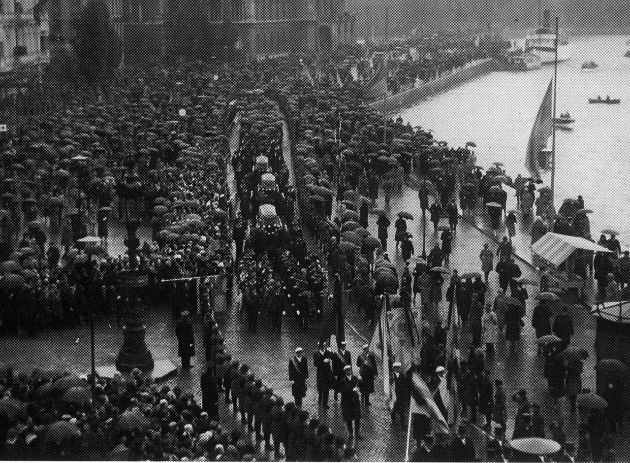 The Arctic balloon disaster: How a doomed expedition vanished into the ice—and returned 33 years later through haunting photographs 9 The remains of the three explorers are brought straight from the ship through the center of Stockholm on 5 October 1930, beginning "one of the most solemn and grandiose manifestations of national mourning that has ever occurred in Sweden".