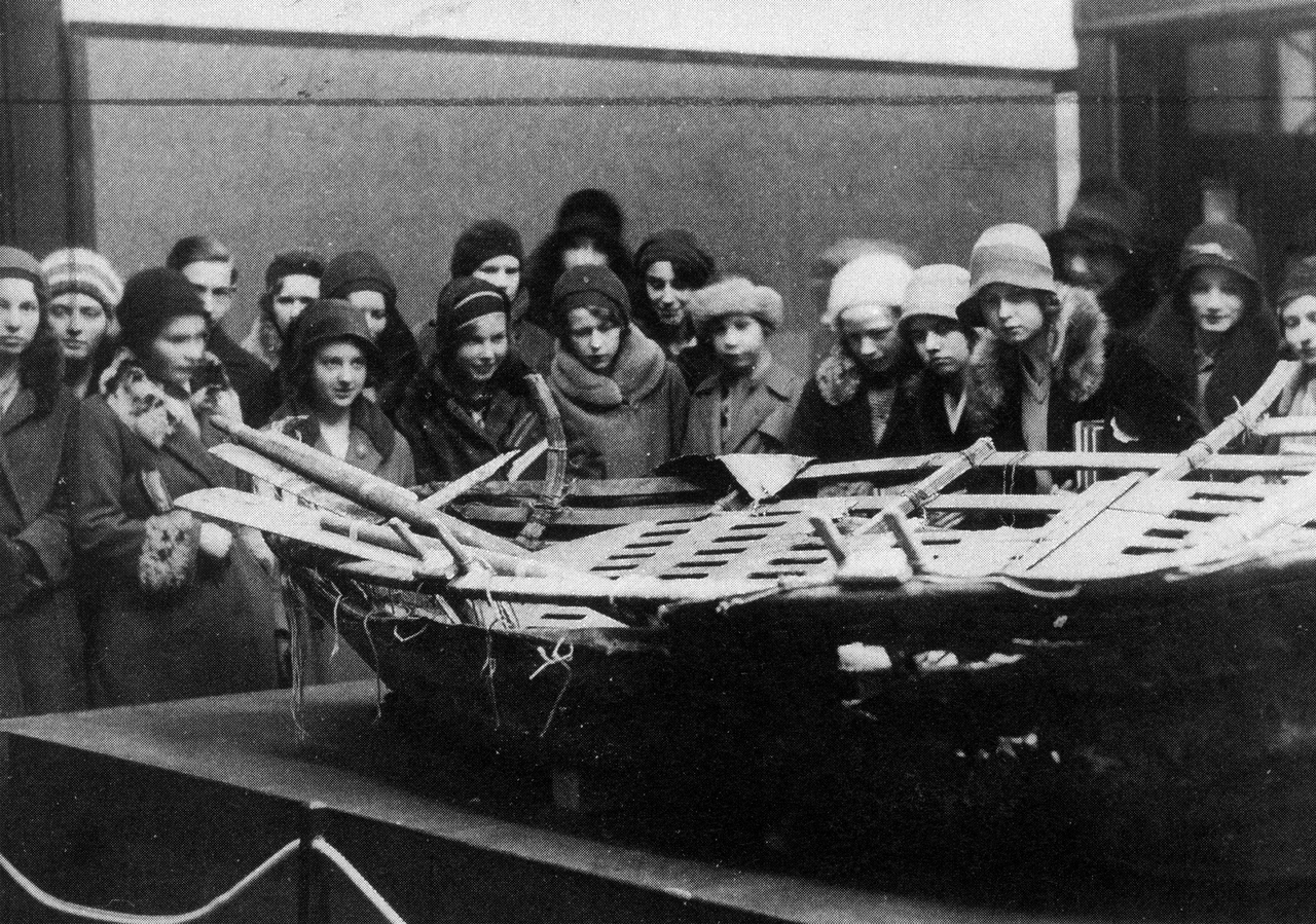 Катастрофата с арктически балон: Как една обречена експедиция изчезна в леда и се върна 33 години по-късно чрез натрапчиви снимки 18 Деца на изложба от 1930 г. на находките от Kvitøya в Liljevalchs konsthall, Стокхолм